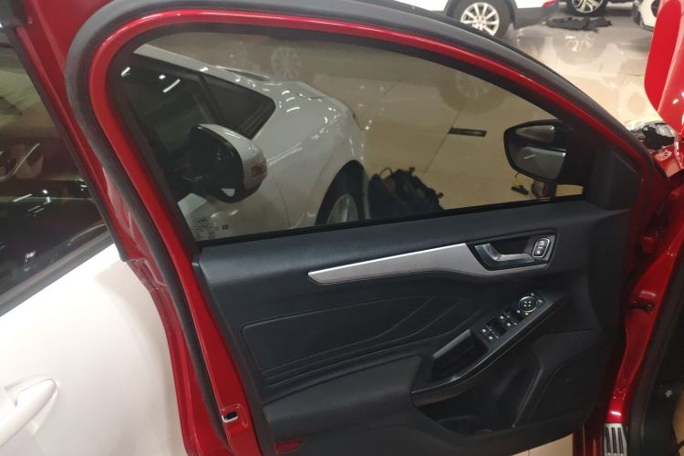 福特 福克斯 2020款 三厢 1.5L 自动锋跃型中控内饰47