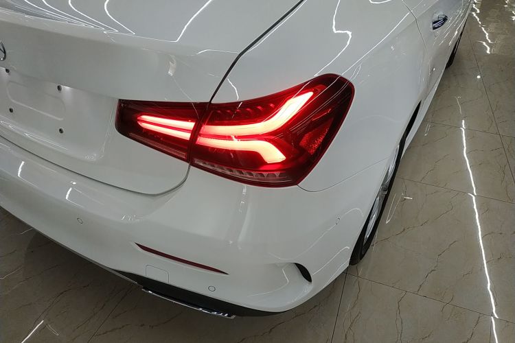 奔驰A级 2022款 改款 A 200 L 运动轿车时尚型车身外观9