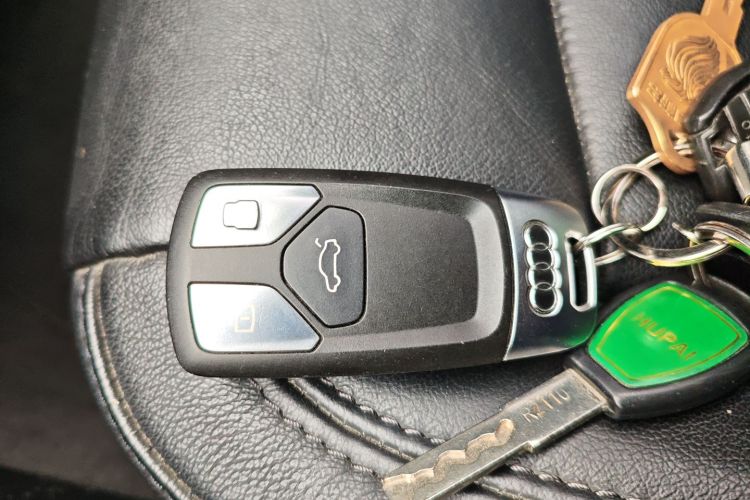 奥迪A4L 2017款 40 TFSI 进取型中控内饰11