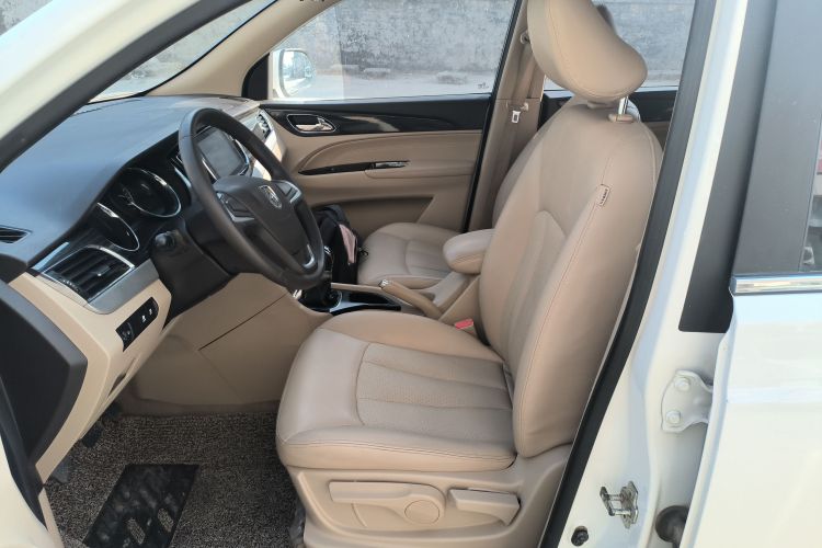 宝骏730 2016款 1.5L 手动舒适型 7座 国V中控内饰19