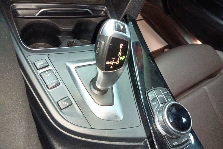 宝马3系 2019款 320Li xDrive 时尚型中控内饰18