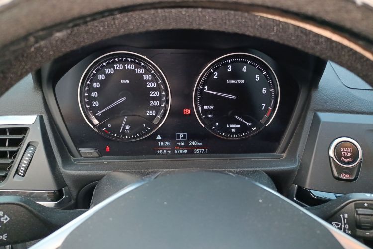 宝马1系 2020款 120i 时尚型中控内饰14