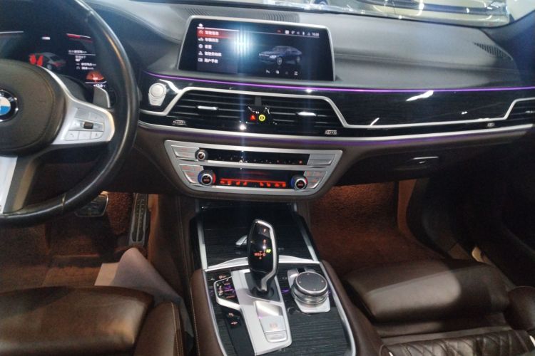 宝马7系 2019款 改款 740Li 领先型 M运动套装中控内饰16