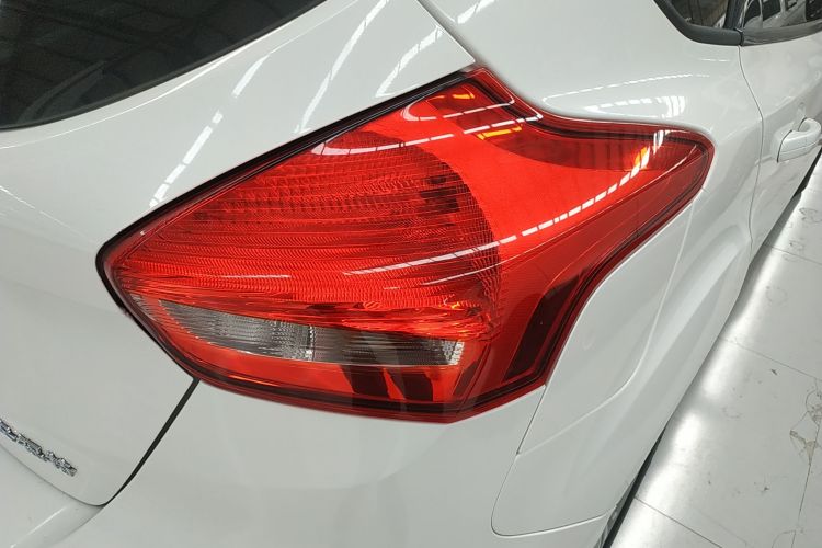 福特 福克斯 2018款 两厢经典 1.6L 自动舒适型智行版车身外观9