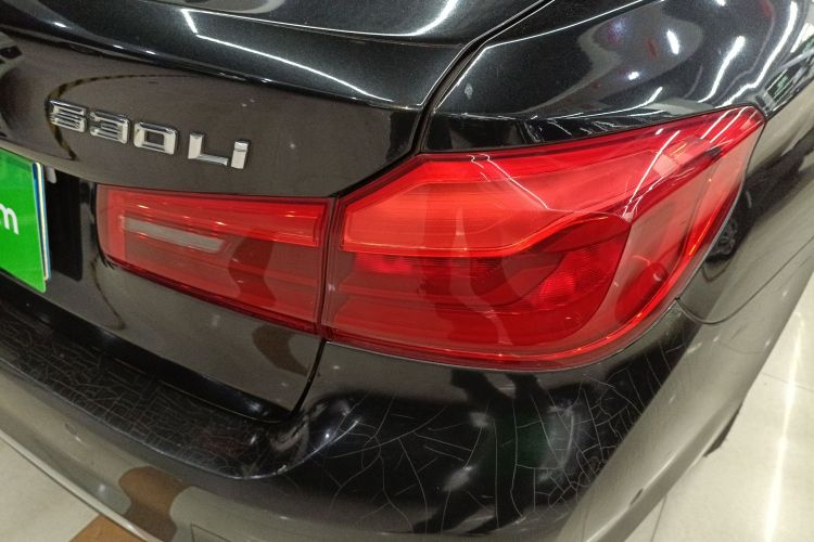 宝马5系 2018款 530Li 尊享型 豪华套装车身外观9