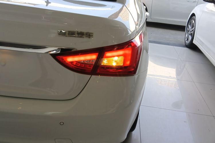 奇瑞 艾瑞泽5 2017款 1.5L 手动时尚版车身外观9