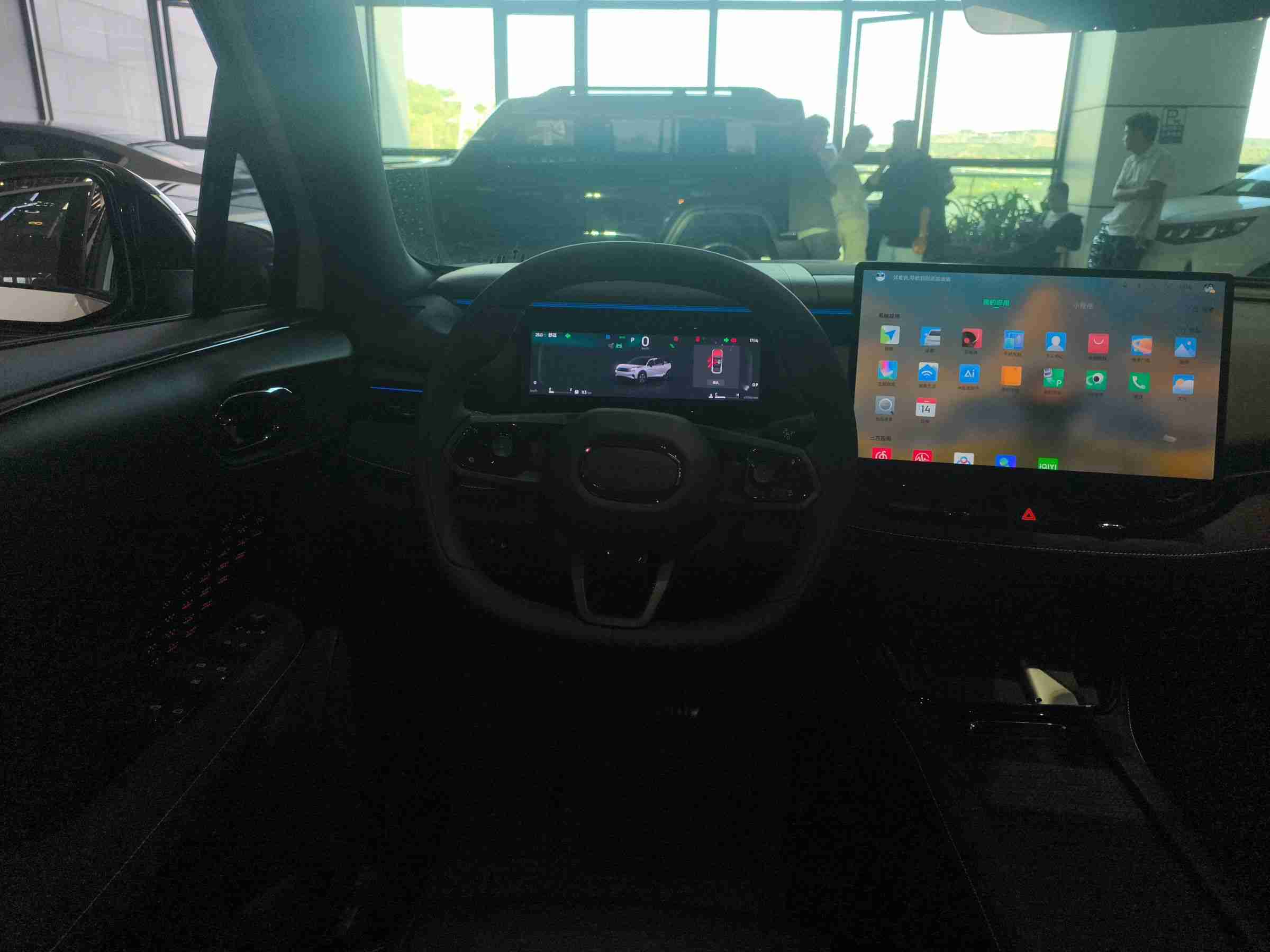 车辆侧面线条与轮毂样式展示
