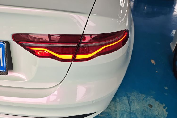 捷豹XEL 2022款 2.0T 250PS R-DYNAMIC S进取运动版车身外观9