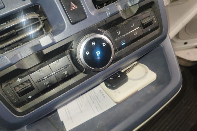 SRM鑫源新能源E3L 2025款 宁德41.86Kwh 305KM 实用型客车中控内饰18