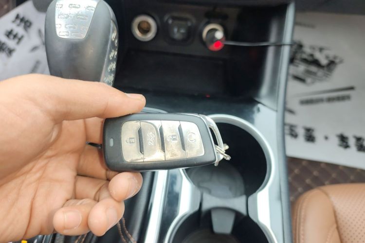 长安CS95 2017款 2.0T 两驱智拓版中控内饰11