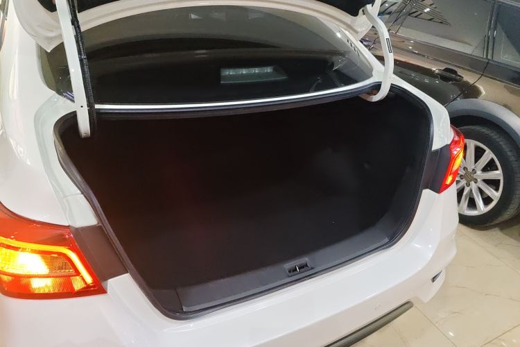 日产 轩逸 2022款 经典 1.6XE CVT舒适版机舱底盘23