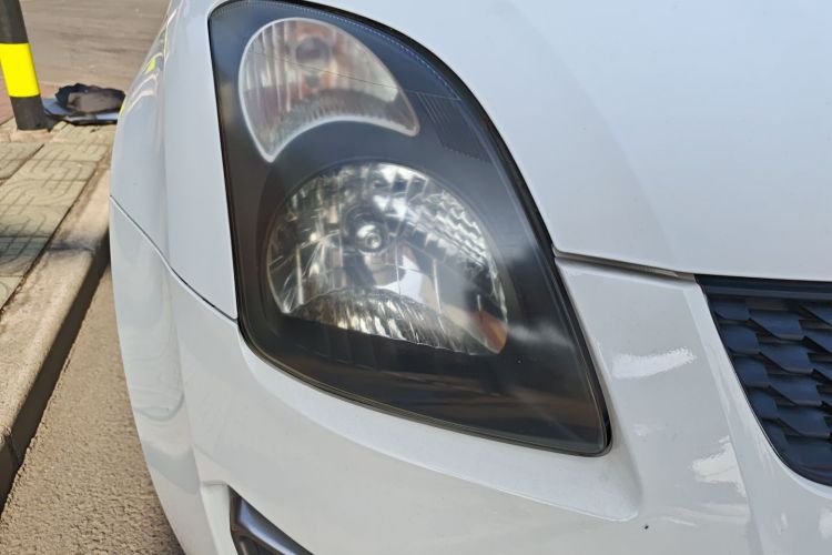 铃木 雨燕 2014款 1.5L 手动时尚型车身外观8