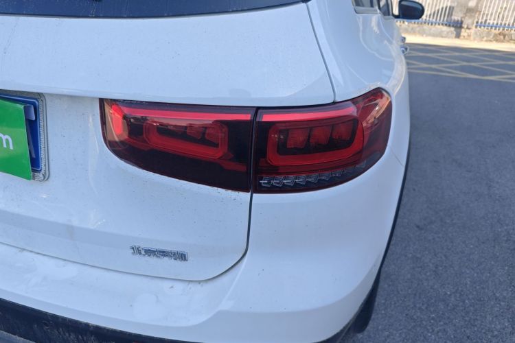 奔驰GLB 2023款 GLB 220 动感型车身外观9