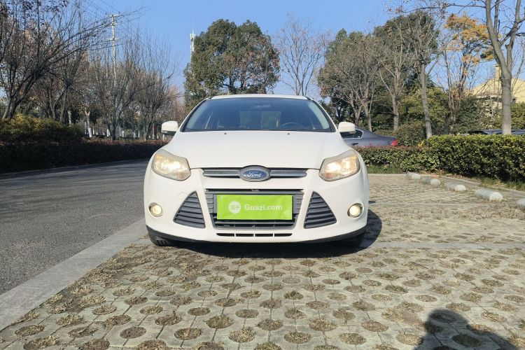 福特 福克斯 2012款 三厢 1.6L 手动风尚型车身外观2