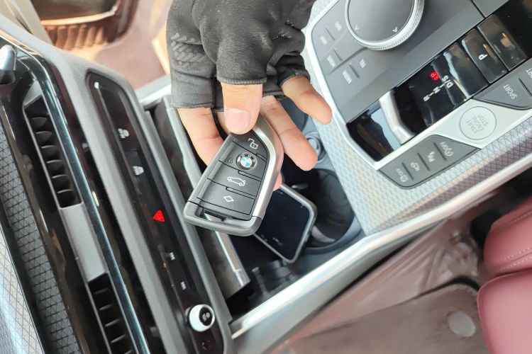 宝马3系 2025款 330Li M运动曜夜套装中控内饰7001