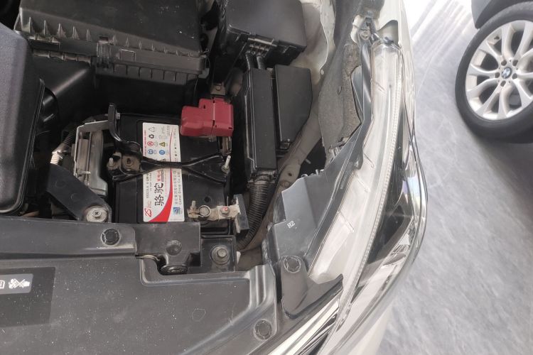 日产 楼兰 2015款 2.5L XL 两驱智尚版机舱底盘26