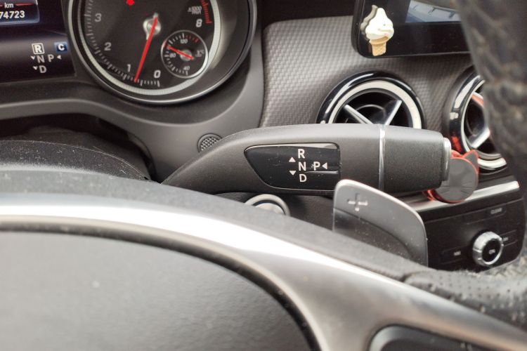 奔驰GLA 2019款 GLA 200 动感型中控内饰18