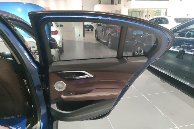 宝马1系 2021款 改款 125i M运动曜夜版中控内饰7006