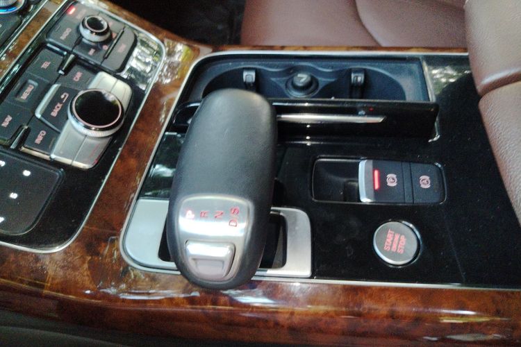 奥迪A8 2013款 A8L 30 FSI 舒适型中控内饰18