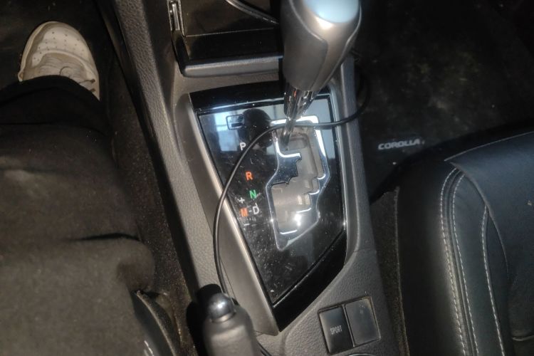 丰田 卡罗拉 2016款 1.6L CVT GL-i炫酷版中控内饰18