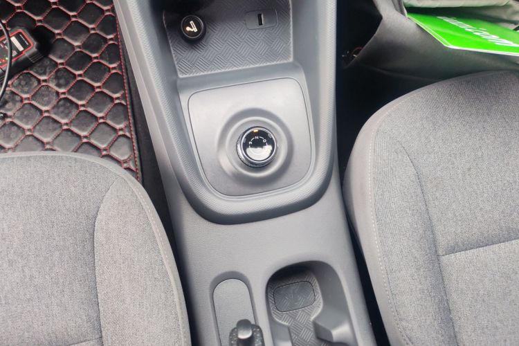 五菱汽车 五菱宏光新能源 2025款 增程式混动 50KM 舒适型中控内饰18