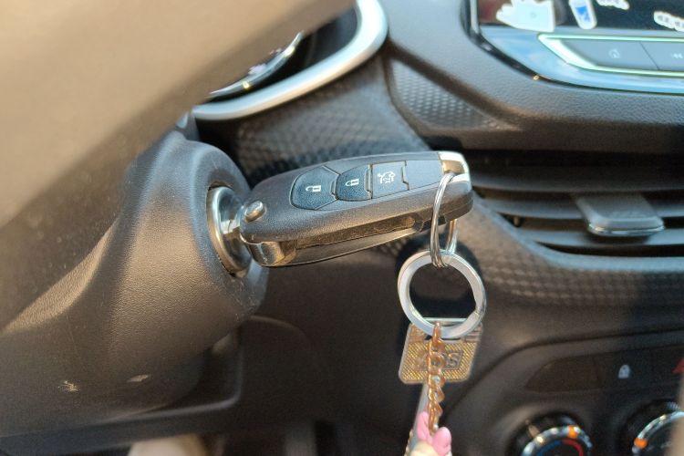 雪佛兰 科沃兹 2020款 改款 Redline 325T 自动欣尚版中控内饰11