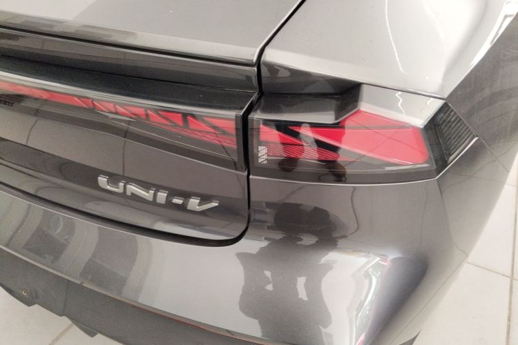 长安UNI-V 2022款 1.5T 尊贵型车身外观6006