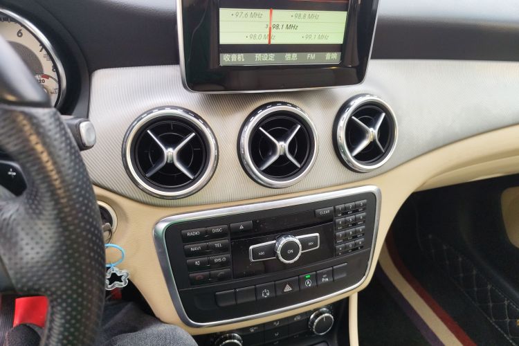 奔驰GLA 2015款 GLA 200 动感型中控内饰16