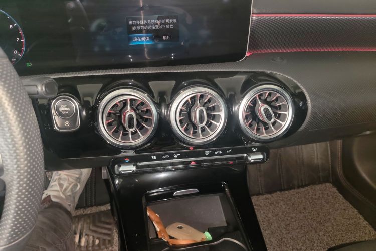 奔驰A级 2020款 改款 A 200 L 运动轿车时尚型中控内饰16