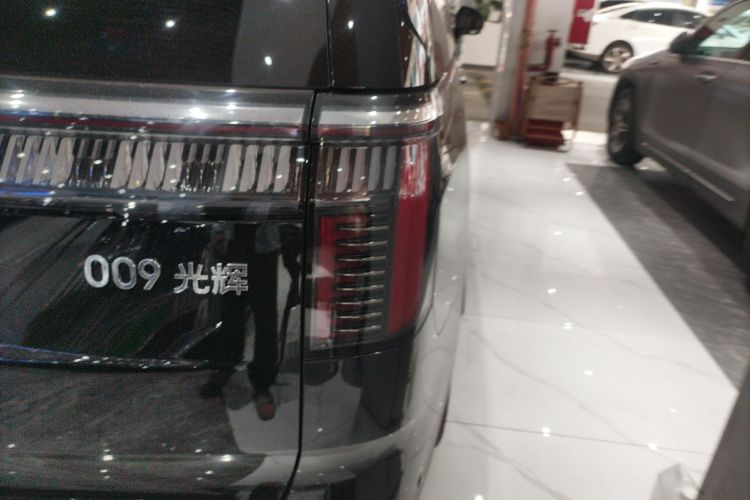 极氪009 2024款 光辉车身外观9