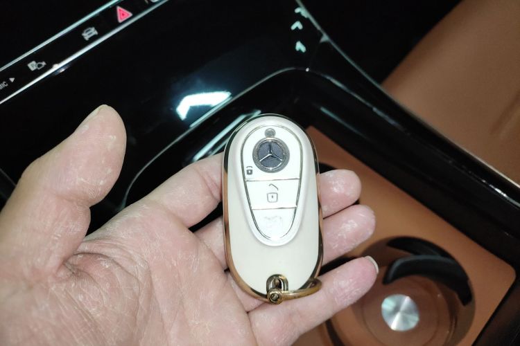 奔驰GLC 2024款  改款 GLC 260 L 4MATIC 豪华型 5座中控内饰11