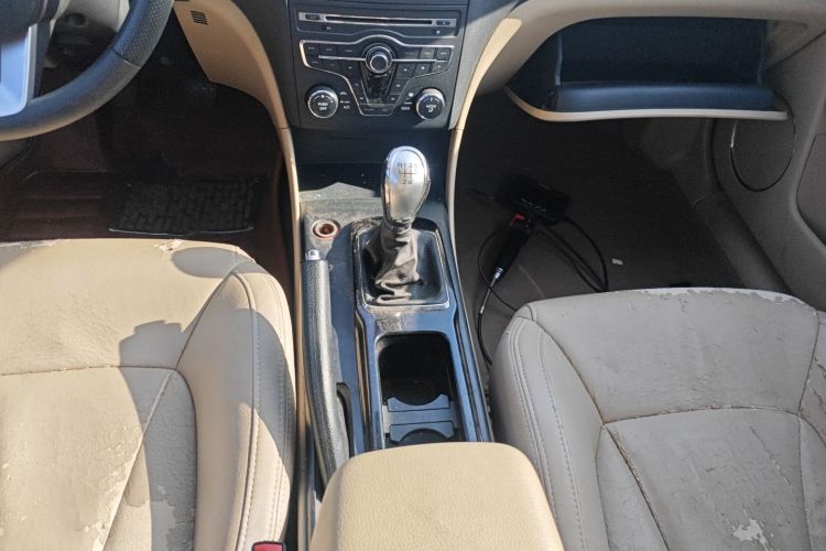 奔腾B50 2013款 1.6L 手动舒适型中控内饰18