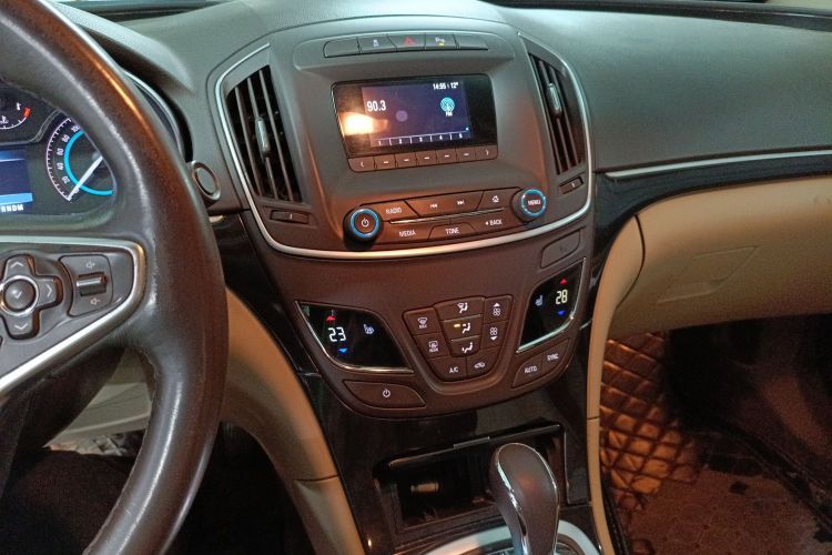 别克 君威 2014款 2.0L 精英时尚型中控内饰16