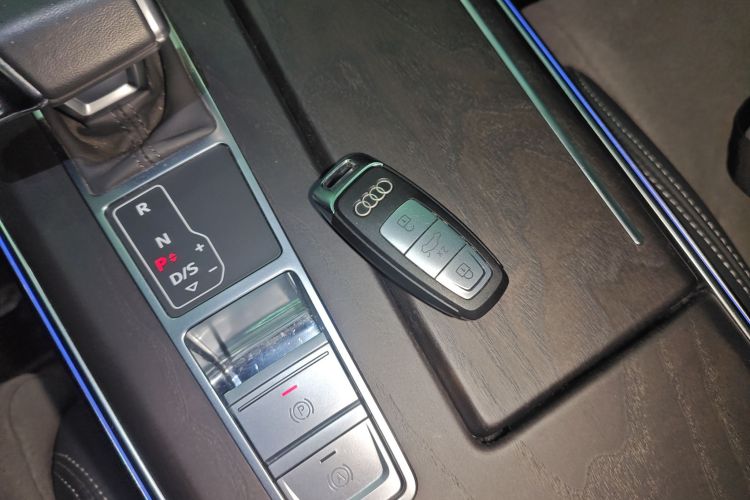 奥迪A6L 2023款 改款 45 TFSI quattro 臻选动感型中控内饰7001