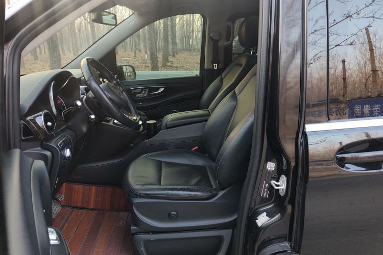 奔驰V级 2017款 V 260 L 尊贵加长版中控内饰19