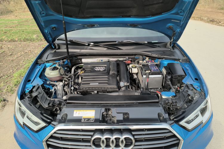 奥迪A3 2018款 30周年年型 Sportback 35 TFSI 时尚型机舱底盘24