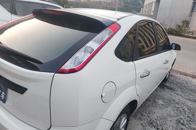 福特 福克斯 2013款 两厢经典 1.8L 手动基本型车身外观9