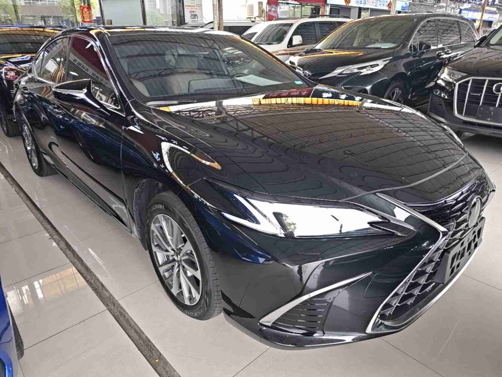 车辆右前45度外观展示