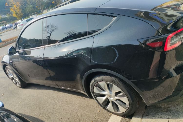 特斯拉 Model Y 2021款 标准续航后驱版车身外观4