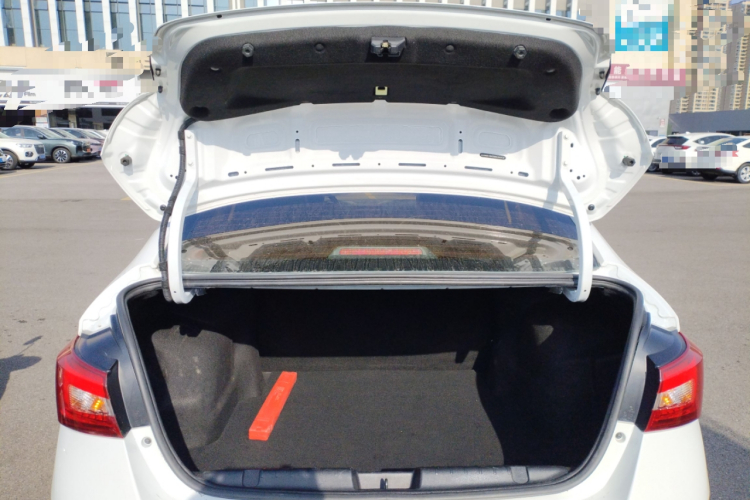 奇瑞 艾瑞泽5 2017款 1.5L 手动豪华版机舱底盘23