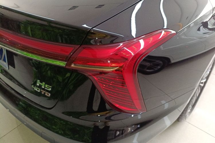 红旗H5 2023款 2.0T 自动智联旗享版车身外观9