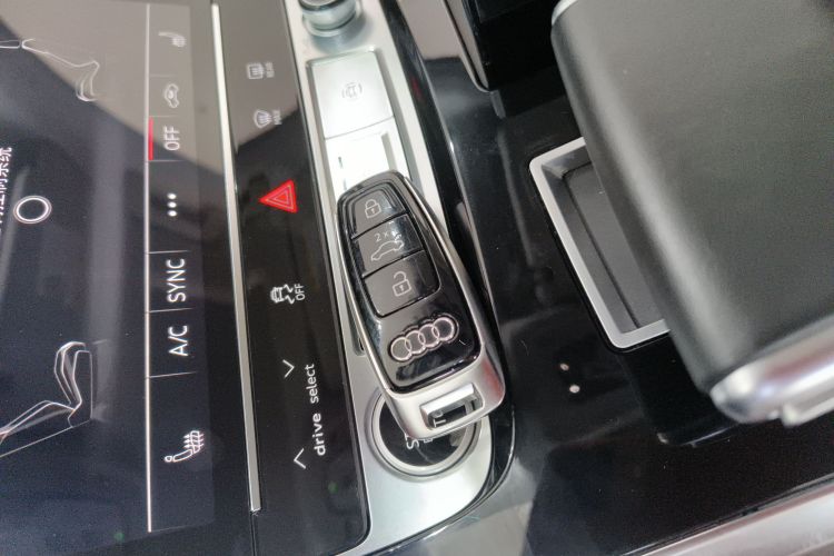 奥迪Q7 2024款 45 TFSI quattro S line黑武士型中控内饰11