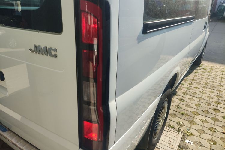 江铃福顺 2023款 2.0T 自动中轴中高顶商运型多功能乘用车7座车身外观9