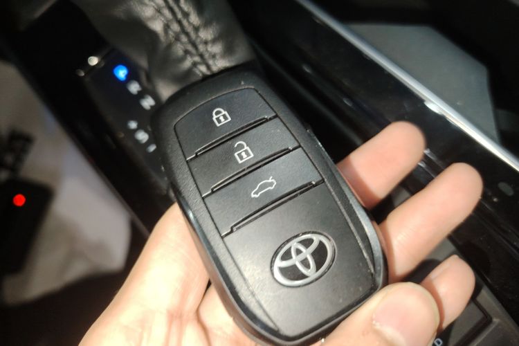 丰田 凯美瑞 2024款 双擎 2.5HG 尊贵版中控内饰11