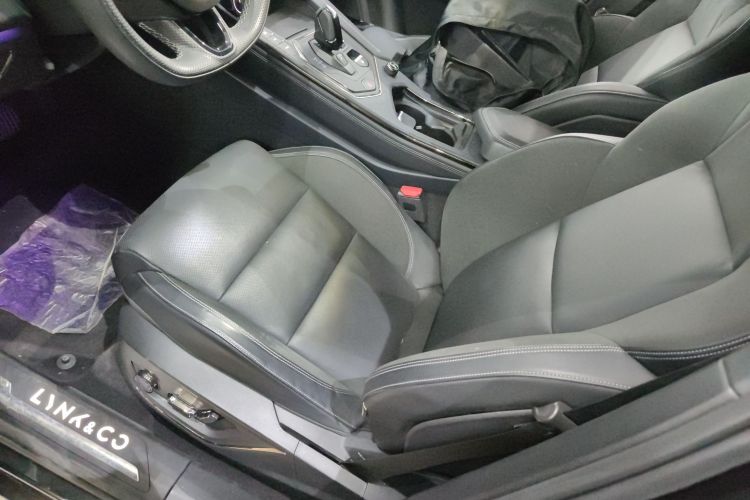 领克01 2023款 2.0TD 四驱暗夜版中控内饰19