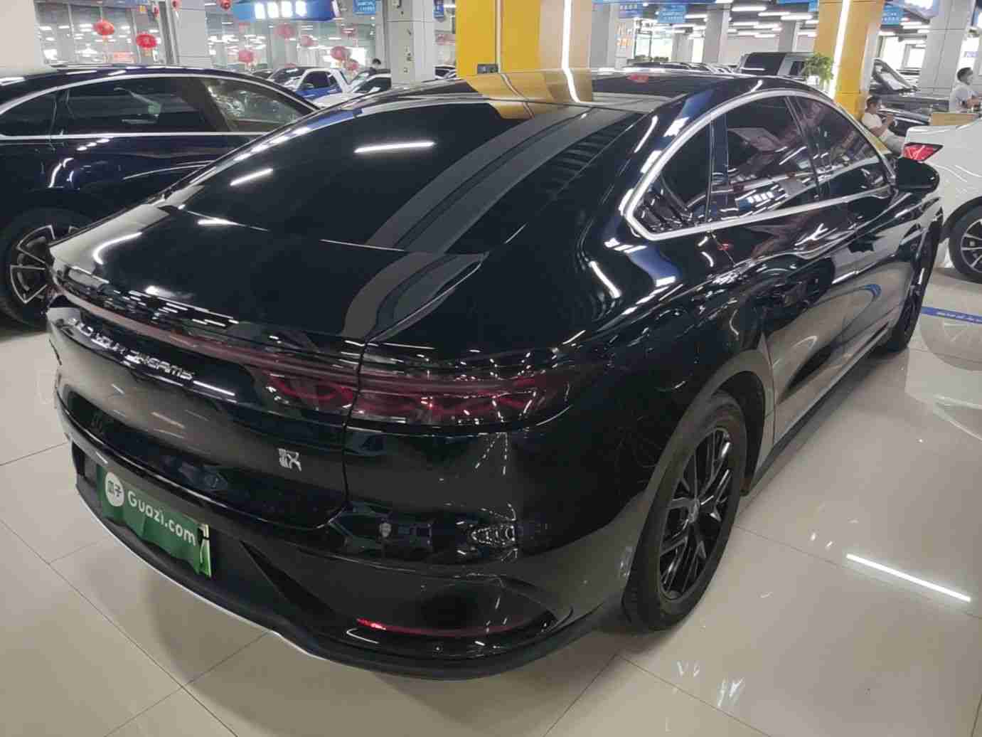 车辆右后45度外观展示