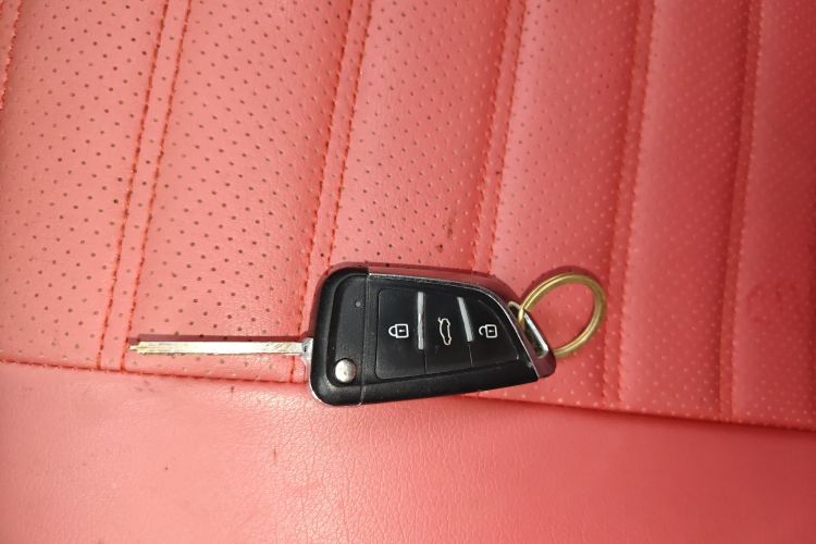 宝骏RC-5 2020款 1.5L 手动智耀精英型中控内饰11