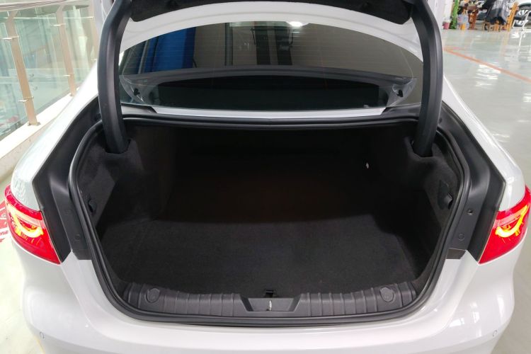 捷豹XFL 2018款 XFL 2.0T 250PS 豪华版机舱底盘23