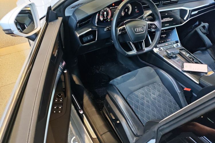 奥迪A7L 2022款 55 TFSI quattro S-line 志远型流晶套装中控内饰7003