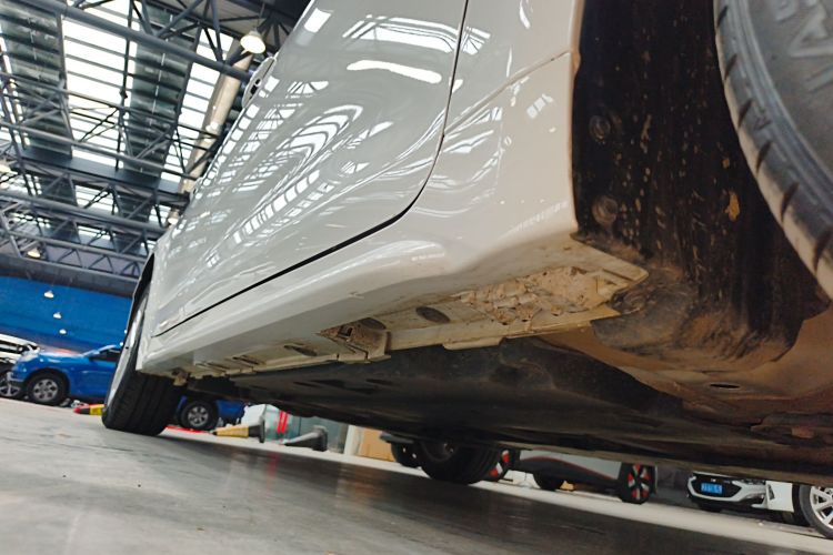 丰田 雷凌 2022款 双擎 1.8H E-CVT豪华版局部细节9001